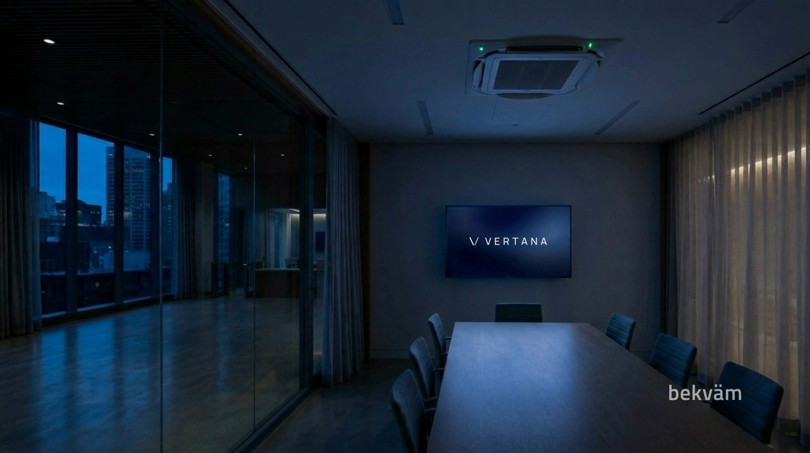 Sala de reunião com a luz apagada e a TV ligada