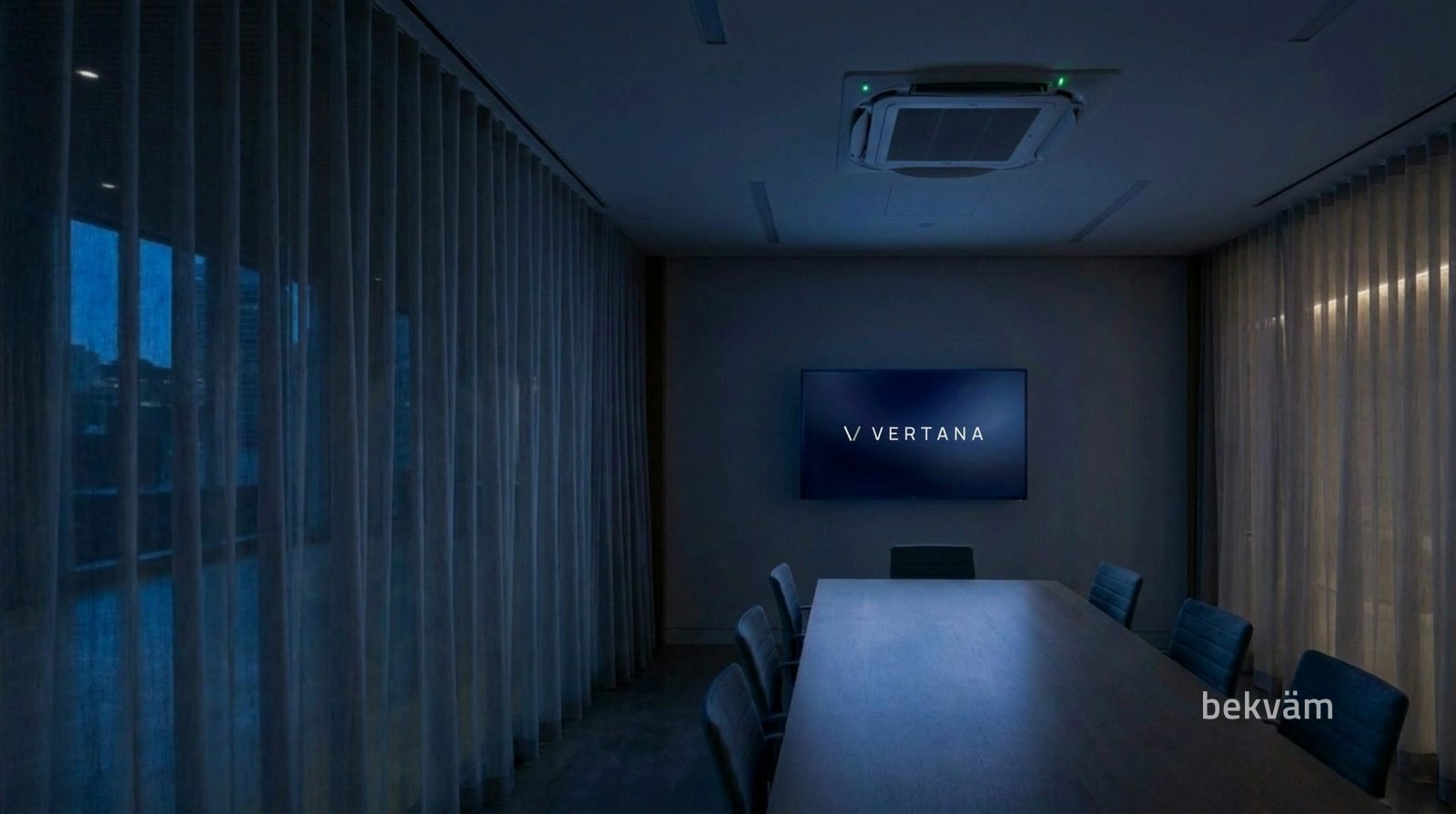 Sala de reunião com a cortina fechada sobre o vidro