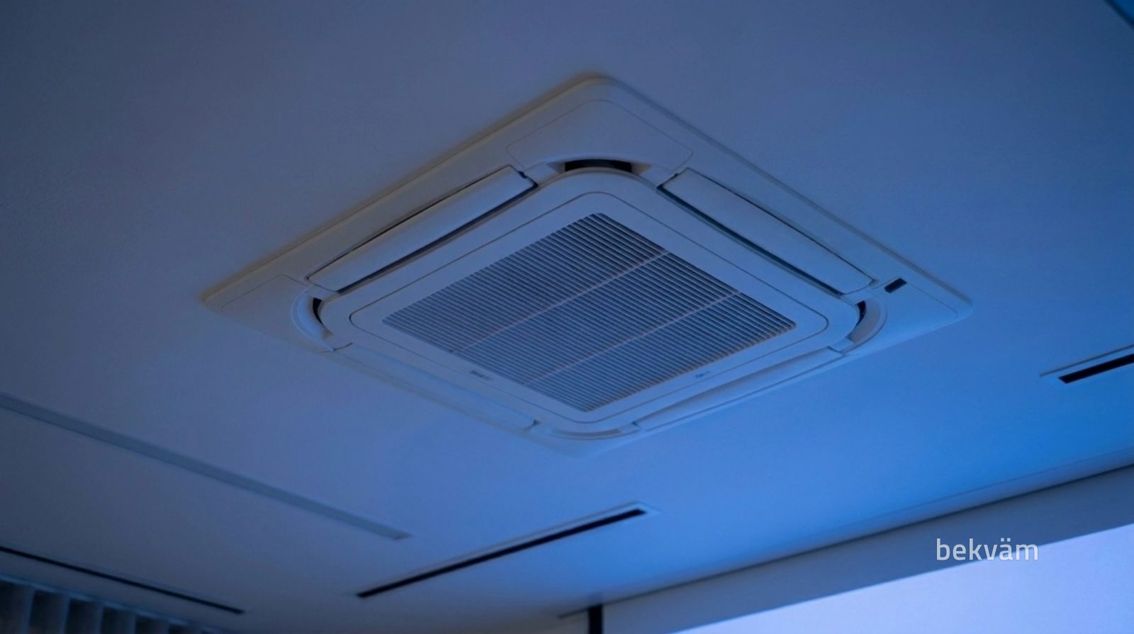 Ar-condicionado da sala com a luz apagada e as aletas fechadas