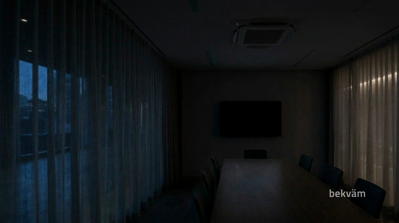 Sala de reunião com a TV desligada